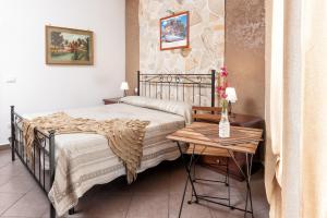 マスカリにあるLe Case di Sebaの小さなベッドルーム(ベッド1台、テーブル付)
