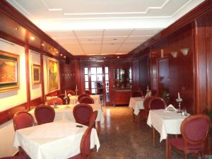a dining room with white tables and chairs at Hotel Dva Bisera in Ohrid