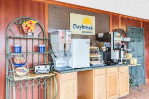 Dapur atau dapur kecil di Days Inn by Wyndham Newport