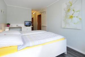 Postel nebo postele na pokoji v ubytování Hotel garni Haus am Meer