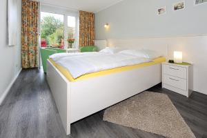 Postel nebo postele na pokoji v ubytování Hotel garni Haus am Meer