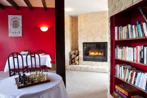 een woonkamer met een tafel en een open haard bij Hôtel du Lac in Lacapelle-Viescamp