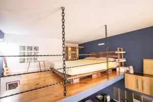 ein Schlafzimmer mit einem Schaukelbett in einem Zimmer in der Unterkunft Studio Mezzanine Bleu in Roquebrune-Cap-Martin