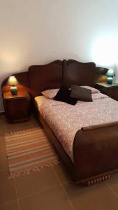 1 cama con cabecero de madera en un dormitorio en Ti Marquitas, en Vila de Rei