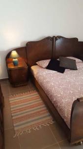 1 dormitorio con 1 cama y 1 mesa con lámpara en Ti Marquitas, en Vila de Rei