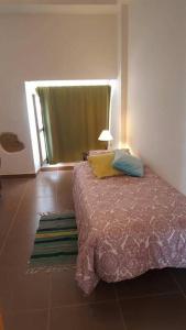 1 dormitorio con 1 cama y ventana con lámpara en Ti Marquitas, en Vila de Rei