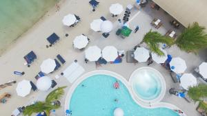 een uitzicht over een strand met een zwembad en parasols bij Combo Beach Hotel Samui in Chaweng Beach