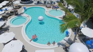 查汶的住宿－蘇梅島康鮑海灘酒店，游泳池的顶部景色,周围的人坐在游泳池周围