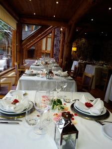 Reštaurácia alebo iné gastronomické zariadenie v ubytovaní Dos Bahias Lake Resort