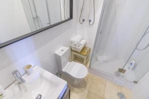 Ένα μπάνιο στο Your Home in Bairro Alto +38 φωτογραφίες