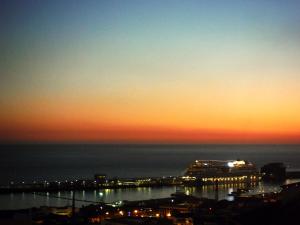 un bateau de croisière dans l'océan au coucher du soleil dans l'établissement Casa da Rochinha com piscina privada, à Funchal 16 autres photos