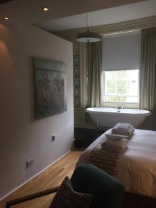 A bed or beds in a room at manorhaus RUTHIN - manorhaus collection 