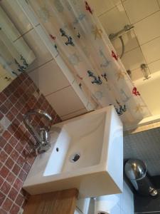 A bathroom at manorhaus RUTHIN - manorhaus collection 