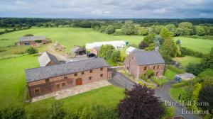 een luchtzicht op een groot bakstenen gebouw op een veld bij Parr Hall Farm, Eccleston in Chorley