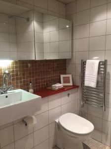 A bathroom at manorhaus RUTHIN - manorhaus collection 