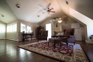 sala de estar con sillas y ventilador de techo en Stafford House Bed & Breakfast, en Fairfax