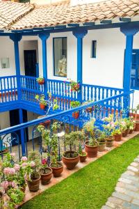 una fila de macetas en un balcón azul en Rumi Wasi, en Cusco