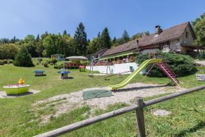 Zona de juegos infantil en Team Holiday - Camping Le Balcon de Chartreuse
