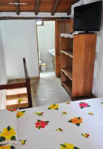 Un dormitorio con una cama con hojas. en Casas da Bete, en Trancoso