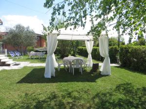A garden outside La Mimosa Chic