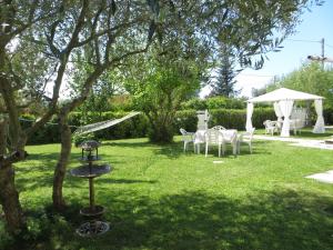 A garden outside La Mimosa Chic