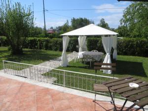 A garden outside La Mimosa Chic