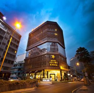 Um edifício alto com um sinal de remix estelar. em Izumi Hotel Bukit Bintang Kuala Lumpur em Kuala Lumpur