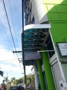 een bord aan de zijkant van een gebouw bij Grande Hotel Estação Norte in Benfica +17 foto's