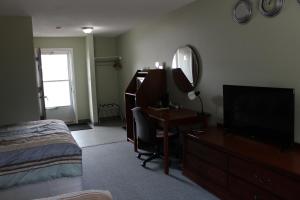 A television and/or entertainment centre at Pine Motel