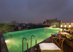 una piscina en la azotea de un edificio en The Lapis Hotel en Hanói