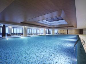 a swimming pool in a building with a ceiling at Shangri-La Yangzhou in Yangzhou