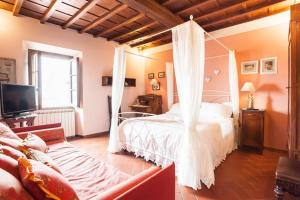 A bed or beds in a room at LA FINESTRA SUL BORGO Dimora Storica