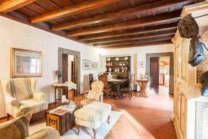 A seating area at LA FINESTRA SUL BORGO Dimora Storica