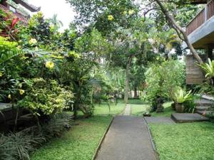 Ein Garten an der Unterkunft Indraprastha Ubud Home Stay
