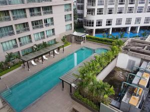 an overhead view of a swimming pool in front of a building at ORTIGAS 2 Br Corner Unit With 2 Queen Across Shangrila in Manila