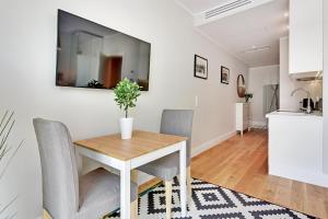 Kuchyňa alebo kuchynka v ubytovaní Grand Apartments Wave- Na Fali