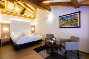 Posteľ alebo postele v izbe v ubytovaní Hotel Collini + 37 fotografií