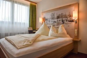 En eller flere senge i et værelse på Landhotel Schnupp