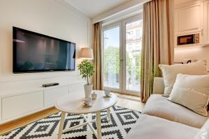 Televízia a/alebo spoločenská miestnosť v ubytovaní Grand Apartments Wave- Na Fali