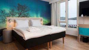 Postel nebo postele na pokoji v ubytování Thon Hotel Nordlys