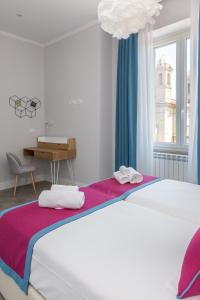 ローマにあるLata Luxury Penthouseのベッドルーム1室(ベッド1台、デスク、窓付)