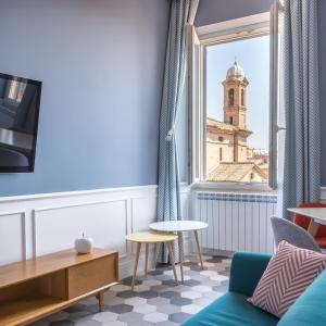 ローマにあるLata Luxury Penthouseの教会の景色を望む窓付きの客室です。