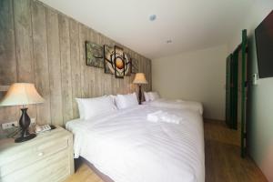 Ένα ή περισσότερα κρεβάτια σε δωμάτιο στο Anchan Laguna Hotel โรงแรมอัญชันลากูน่า