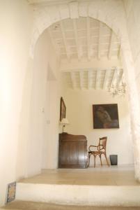 une voûte dans une chambre blanche avec une table et des chaises dans l'établissement L'Observance Bed & Breakfast, à Avignon