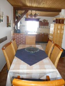 een tafel met stoelen en een keuken in een kamer bij Chalupa Anton in Horní Halže