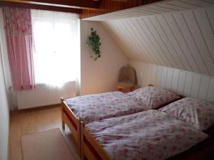 een slaapkamer met een bed en een raam bij Chalupa Anton in Horní Halže