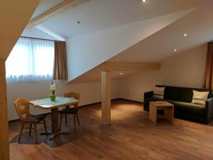 ein Wohnzimmer mit einem Tisch und einem Sofa in der Unterkunft Gasthaus Weingast in Bad Feilnbach