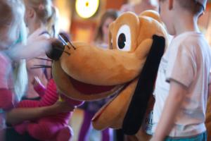 un acercamiento de un animal de peluche con niños en Disney Hotel Santa Fe, en Coupvray