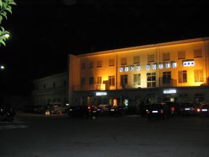 un edificio con coches aparcados delante de él por la noche en Hotel Nico en Medinaceli