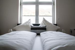 コッヘムにあるMoselroseの窓付きのベッドルームに白いベッド2台が備わります。